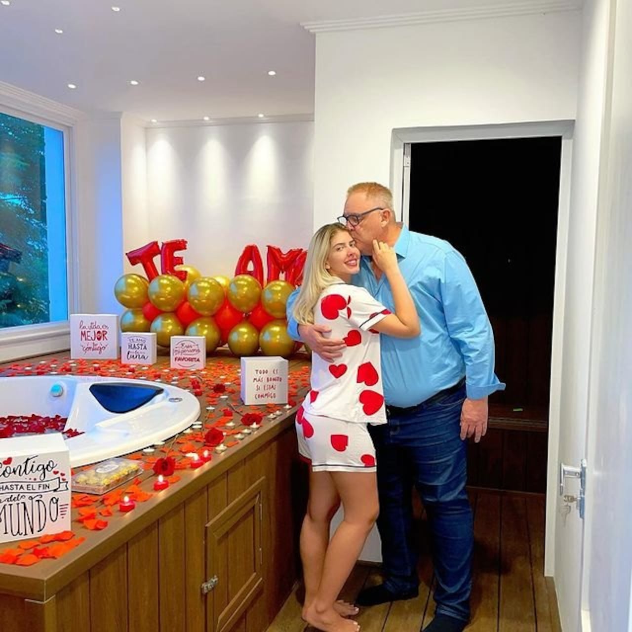 El gobernador de Alto Paraná, Roberto Vaesken, llenó su casa de pétalos de rosa para su novia Kállytha Lopes.
