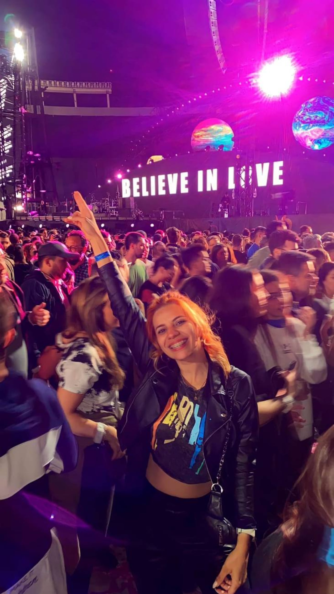 Fernanda Robles, aguardando el inicio del concierto de Coldplay. (FOTO: Gentileza)