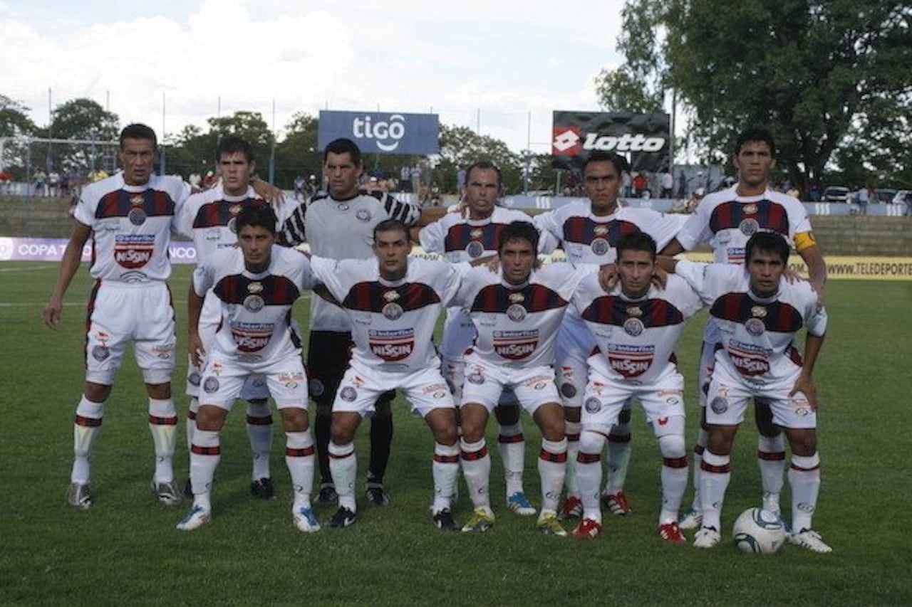 ¡QUÉ FOTO! Equipo de Cerro Porteño PF, donde Fabián ya jugaba como capitán.