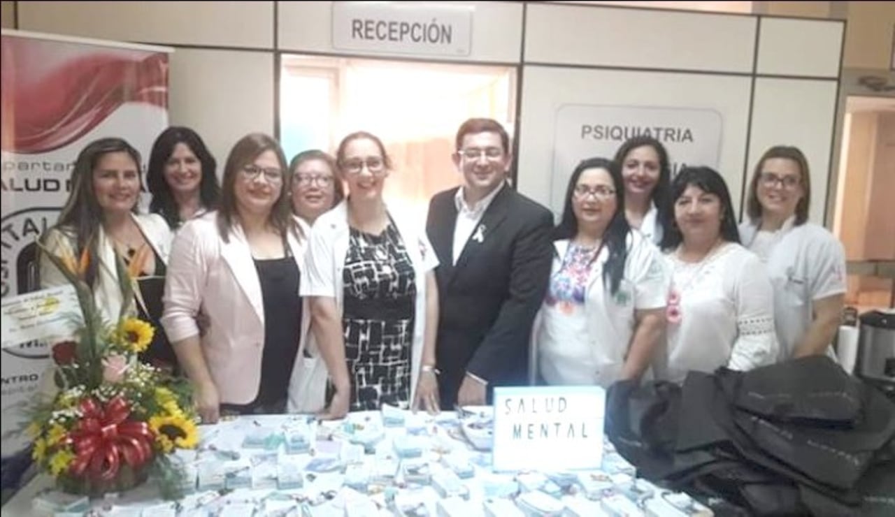 Un gran grupo de profesionales trabajan con abuelos.
