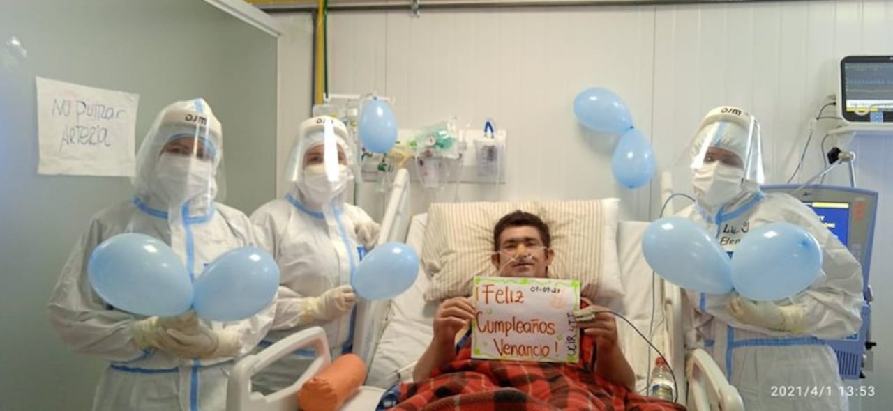 Hasta su cumpleaños le festejaron en medio de los aparatos de terapia intermedia en el hospital.