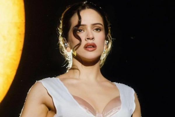 Rosalía pide disculpas a fans curepas: “ni leí lo que ponía”