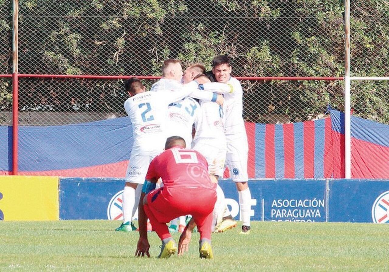 El festejo de los jugadores de Sol de América de Pastoreo tras ganar en los penales a Atlético Juventud. (APF)