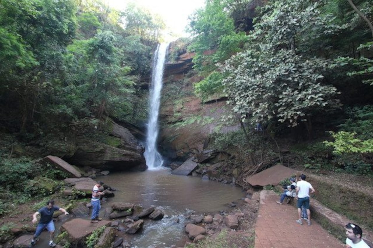 BELLEZA. La cascada San Juan es uno de los atractivos del Chacurrú, complejo de 25 hectáreas ubicado en la colonia Fortuna Guazú, a 15 km del centro.