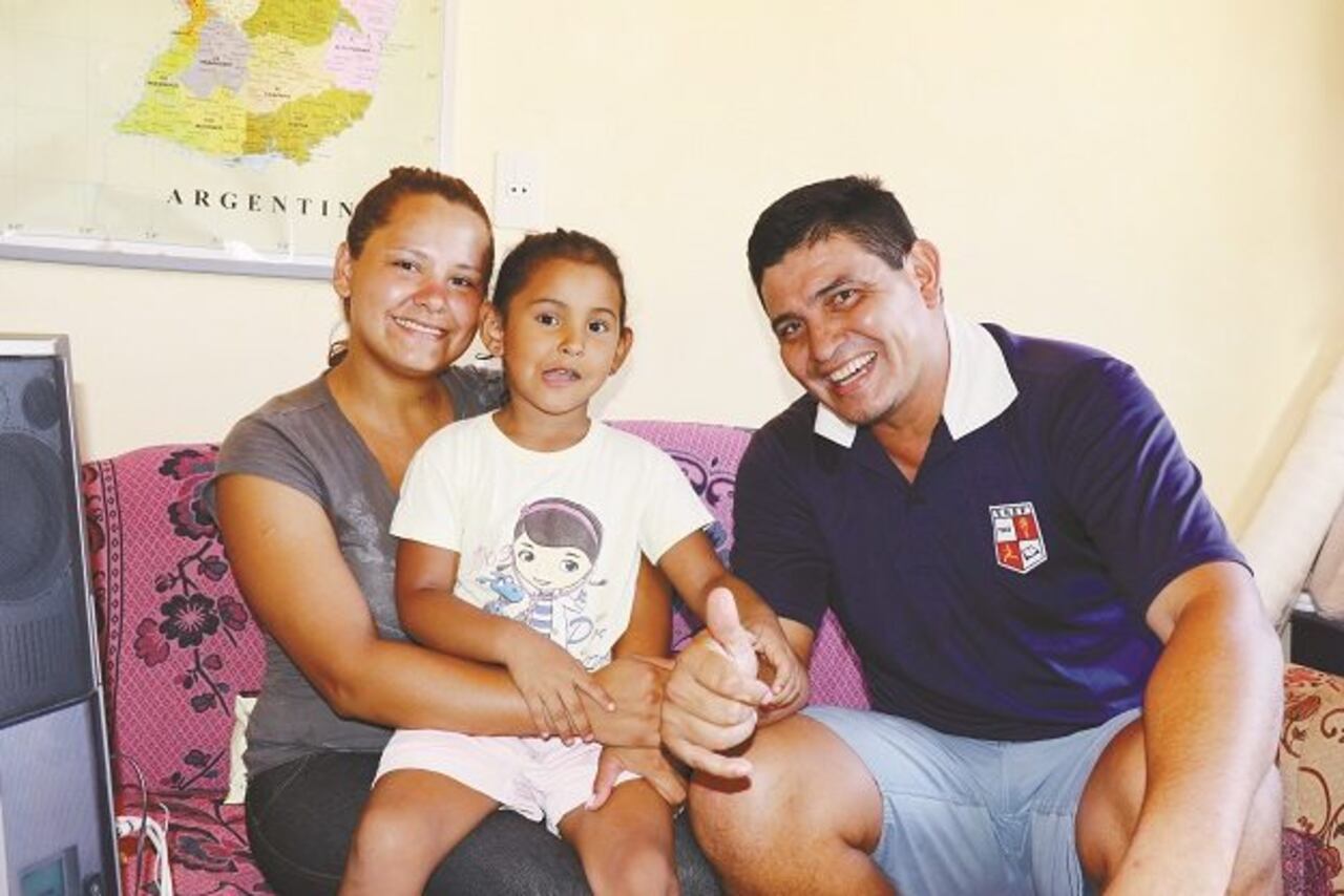 FAMILIA. En su casa de Caacupé, con su lapa y su hija.