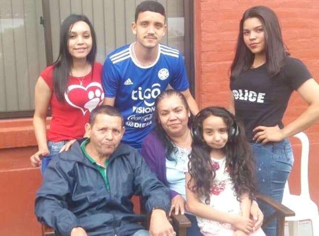 La familia Duarte-Garcete posando para la foto.