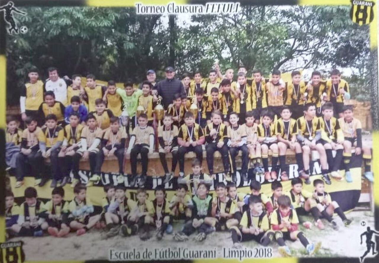 Los peloteros pequeñitos de la escuela de fútbol de Guaraní de Limpio.