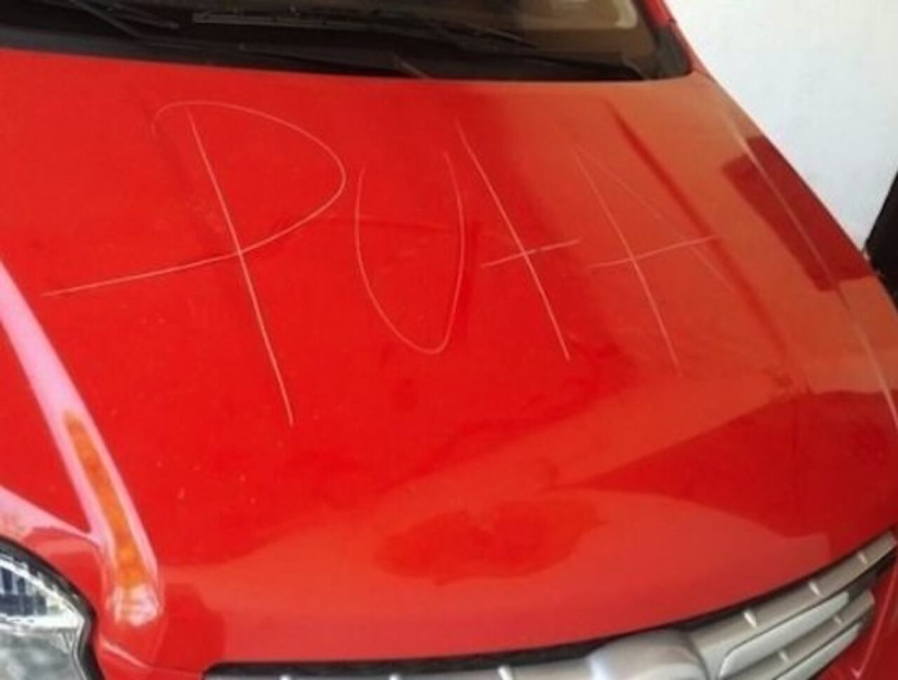 SEGUNDA VEZ. Anteriormente unos travestis, también vecinos, habían rayado el auto de la modelo.