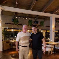 El Profe Alfaro visitó restaurante de paraguayo en Miami
