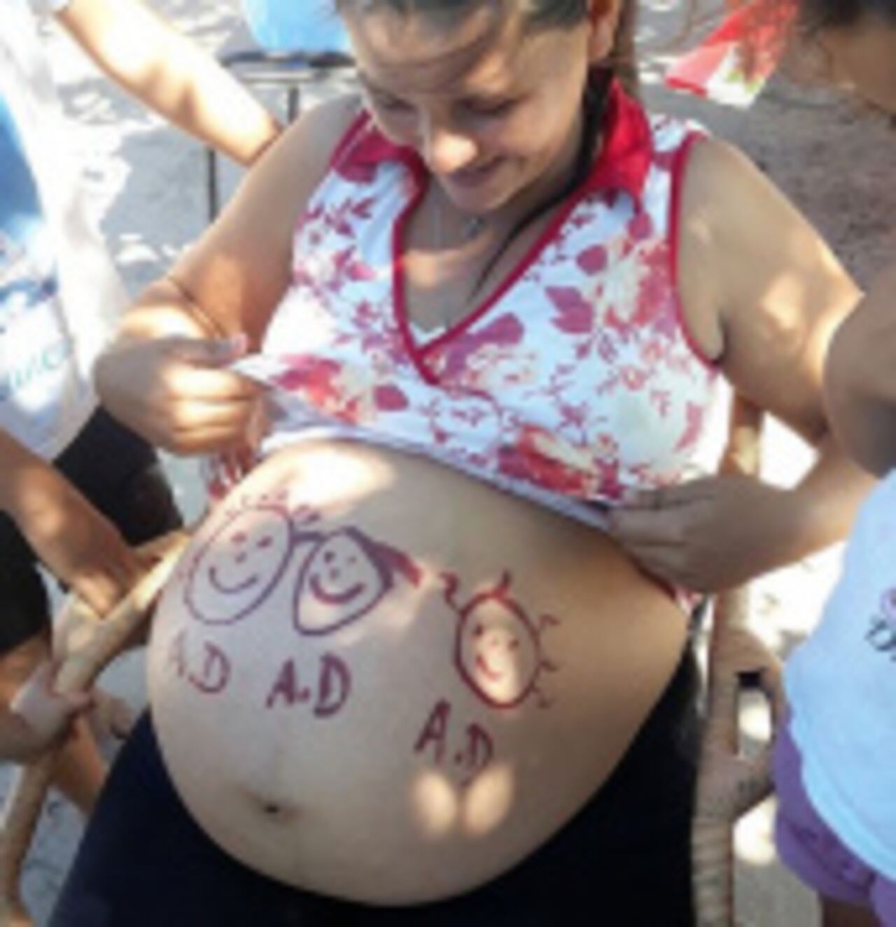 Sonia ovy’asyry con los regalos que tuvo para sus tres “bendiciones”.