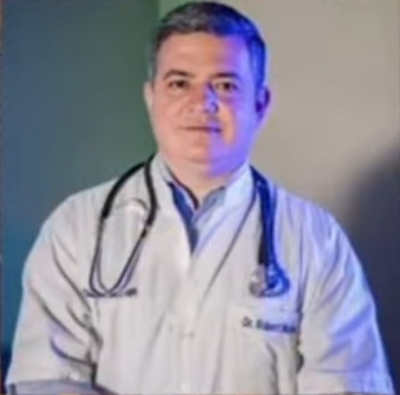 Dr. Robert Núñez.