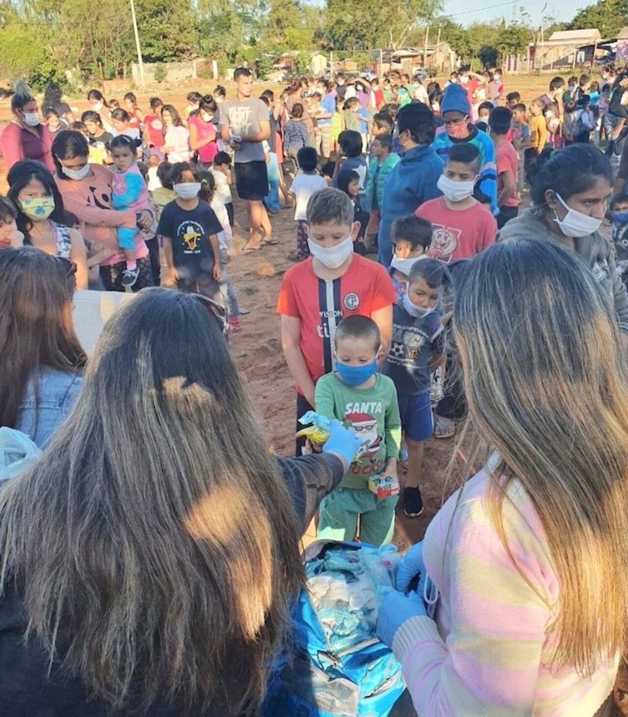 Cada año la conductora lleva juguetes, meriendas y atenciones varias a sus peques.