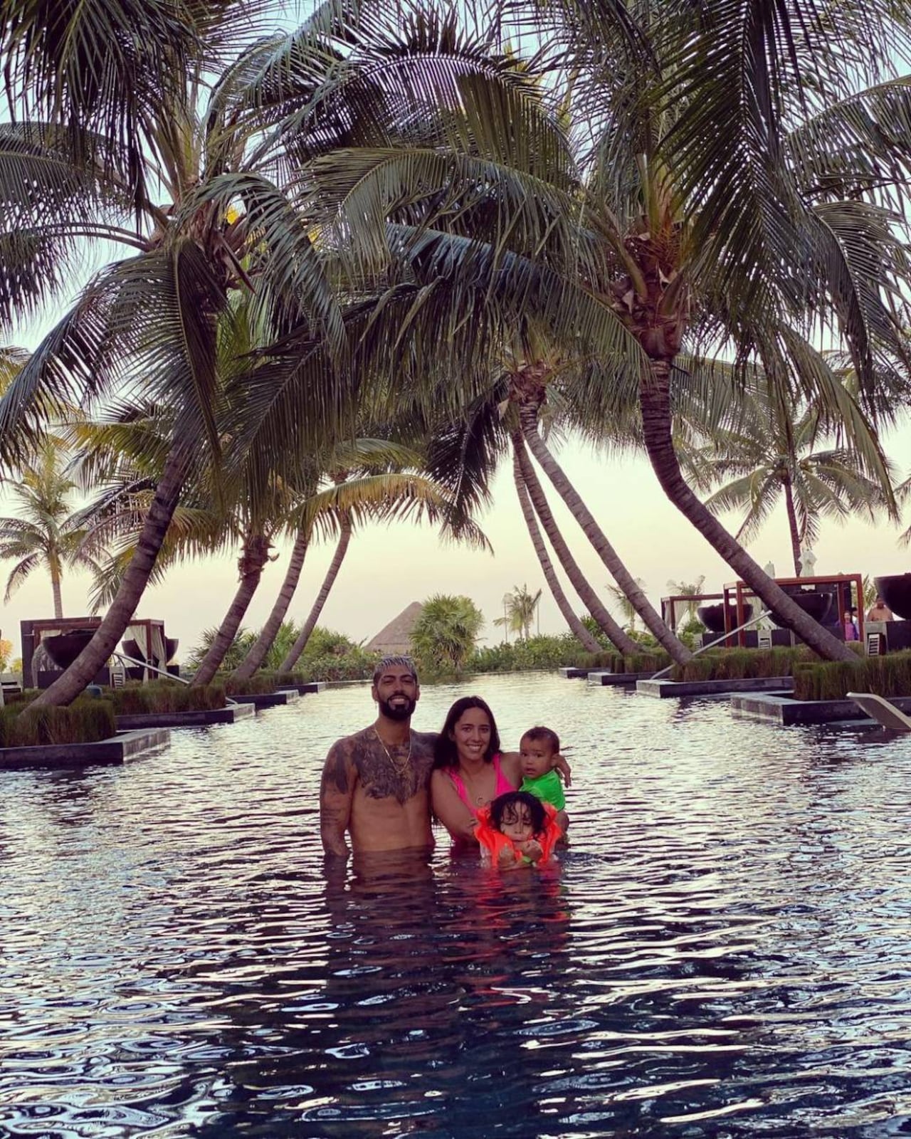 El pelotero junto a su familia, en la pile de su hotel en Cancún. @alex.barboz
