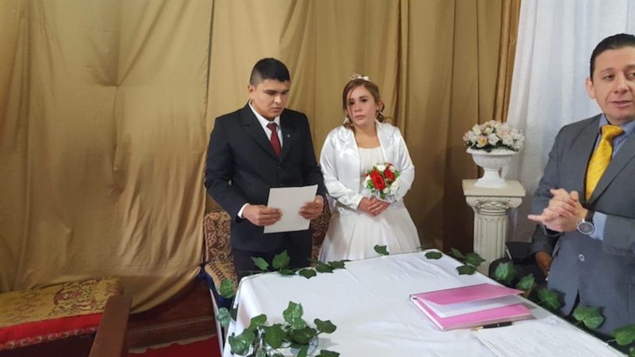 PAREJA 2. Adam y Guillermina también ya son esposos ahora.