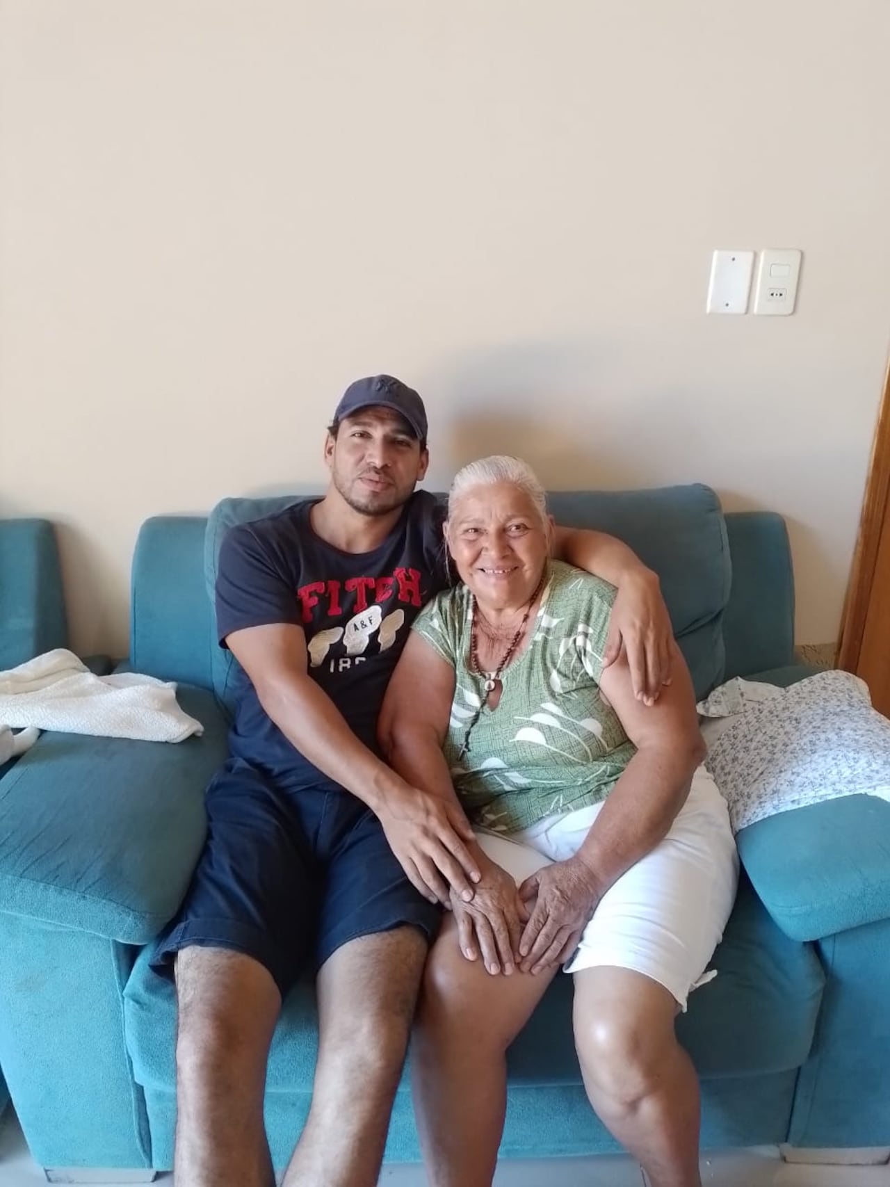 Elizardo Solís junto a su mamá, quien fue su sostén en todo momento.