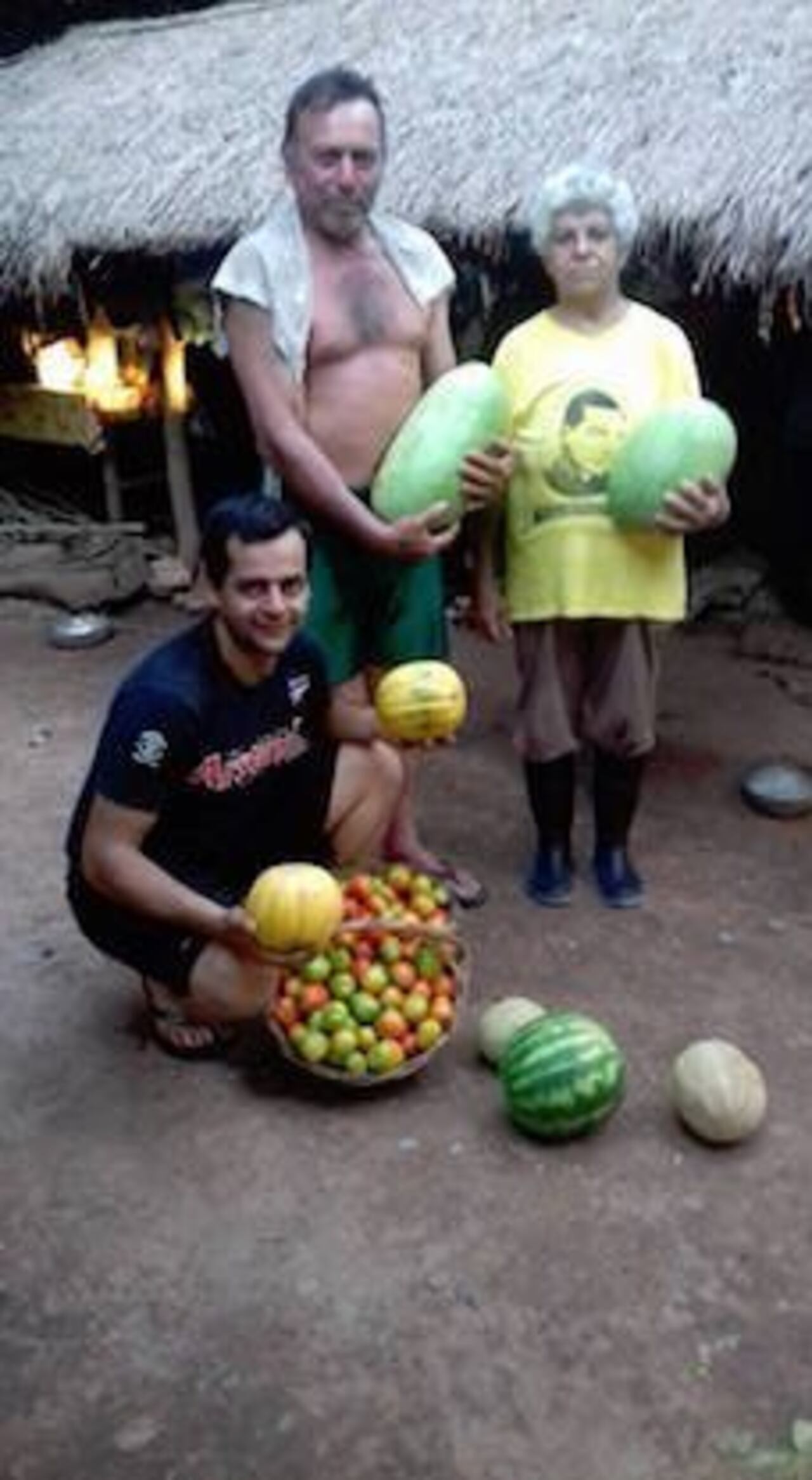 ORGULLO. Nelson y sus padres posan orgullosos con sus productos. GENTILEZA