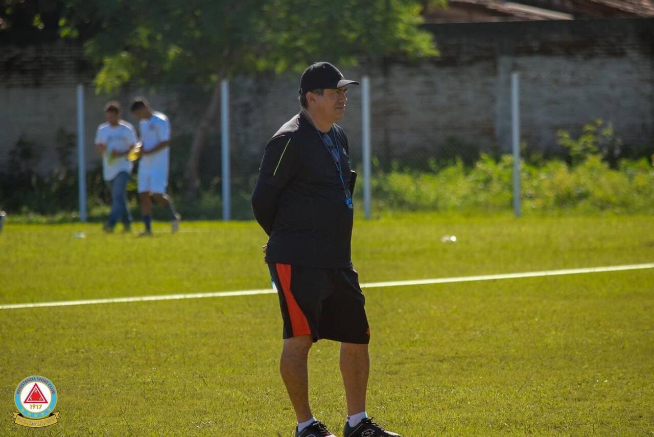 Roberto Torres, DT de Resistencia. El elenco de la Chacarita medirá mañana a Olimpia. FOTO @ResiSportClub