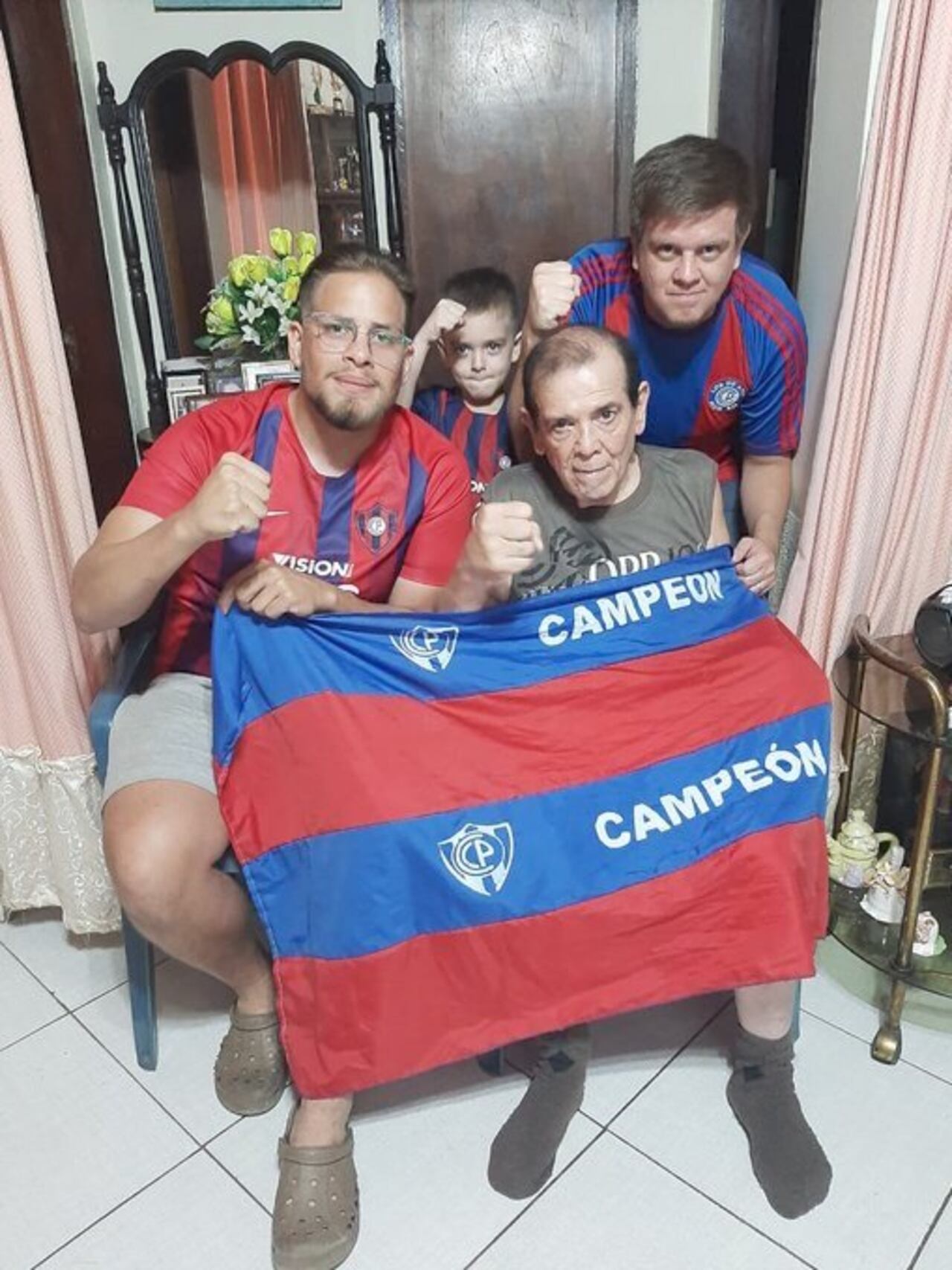 Emilio dijo a Crónica que espera que su papá pueda ganar esta batalla y pueda volver pronto a su casa.