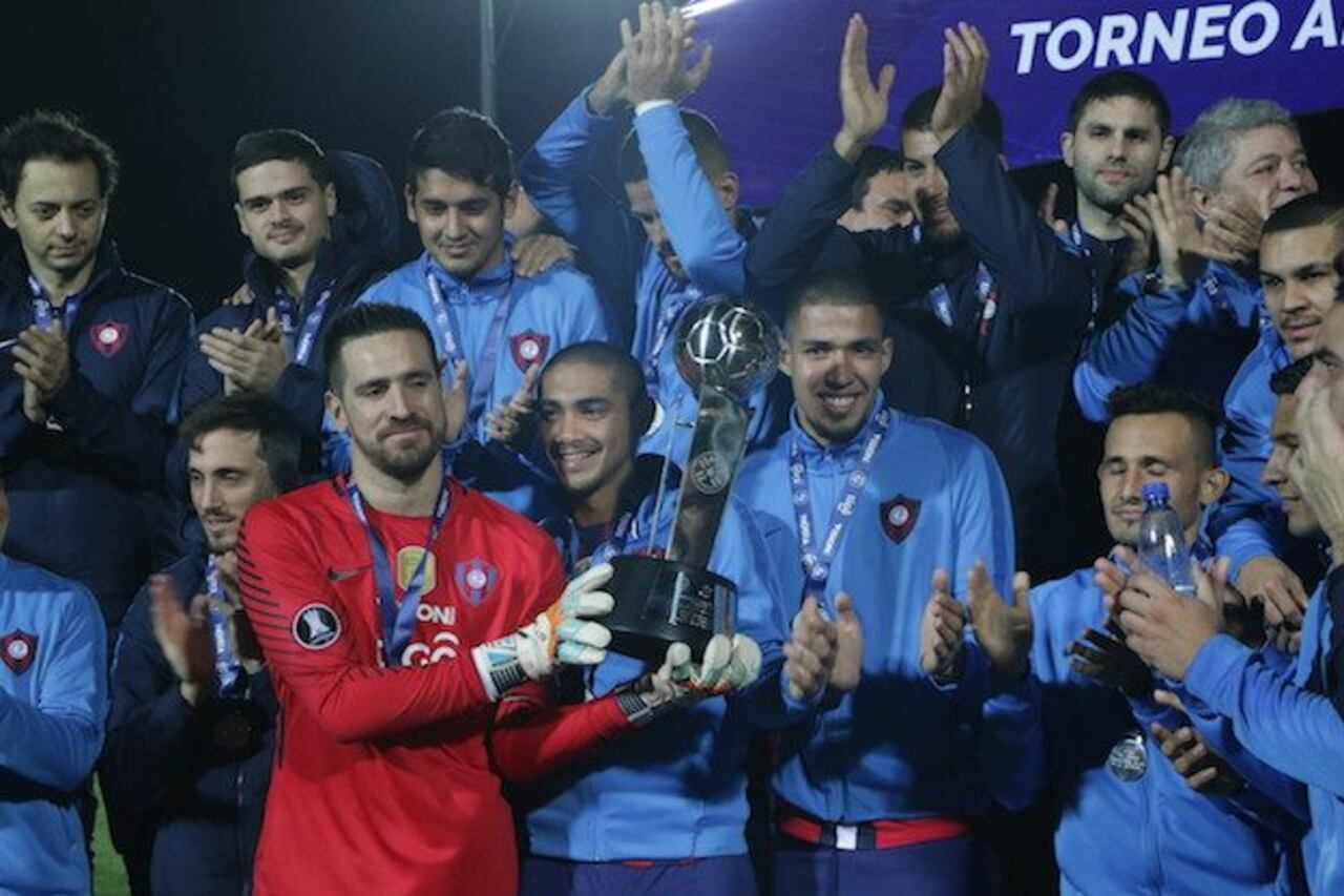 ES VICE. Anthony Silva, como capitán del Ciclón, recibió el trofeode vicecampeón. La gran segunda rueda no fue suficiente