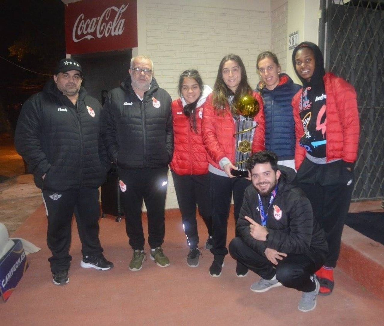 La madrugada que parte del plantel llegó a Paraguay con el trofeo de campeón. FOTO GENTILEZA