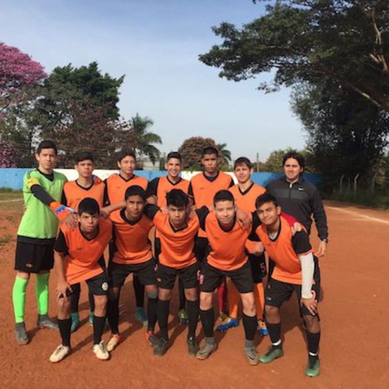 EQUIPO. Los alumnos de la academia de fútbol con el entrenador.