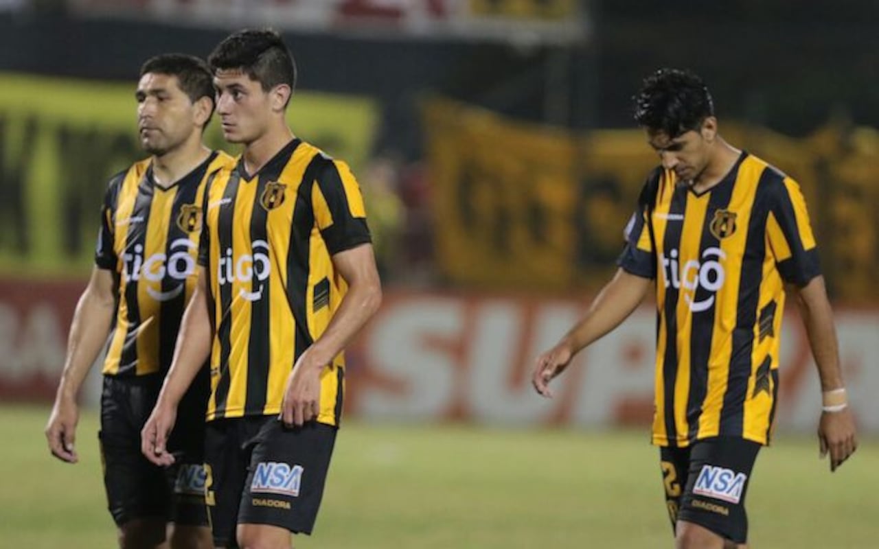 Los jugadores de Guaraní se retiraron apenados.