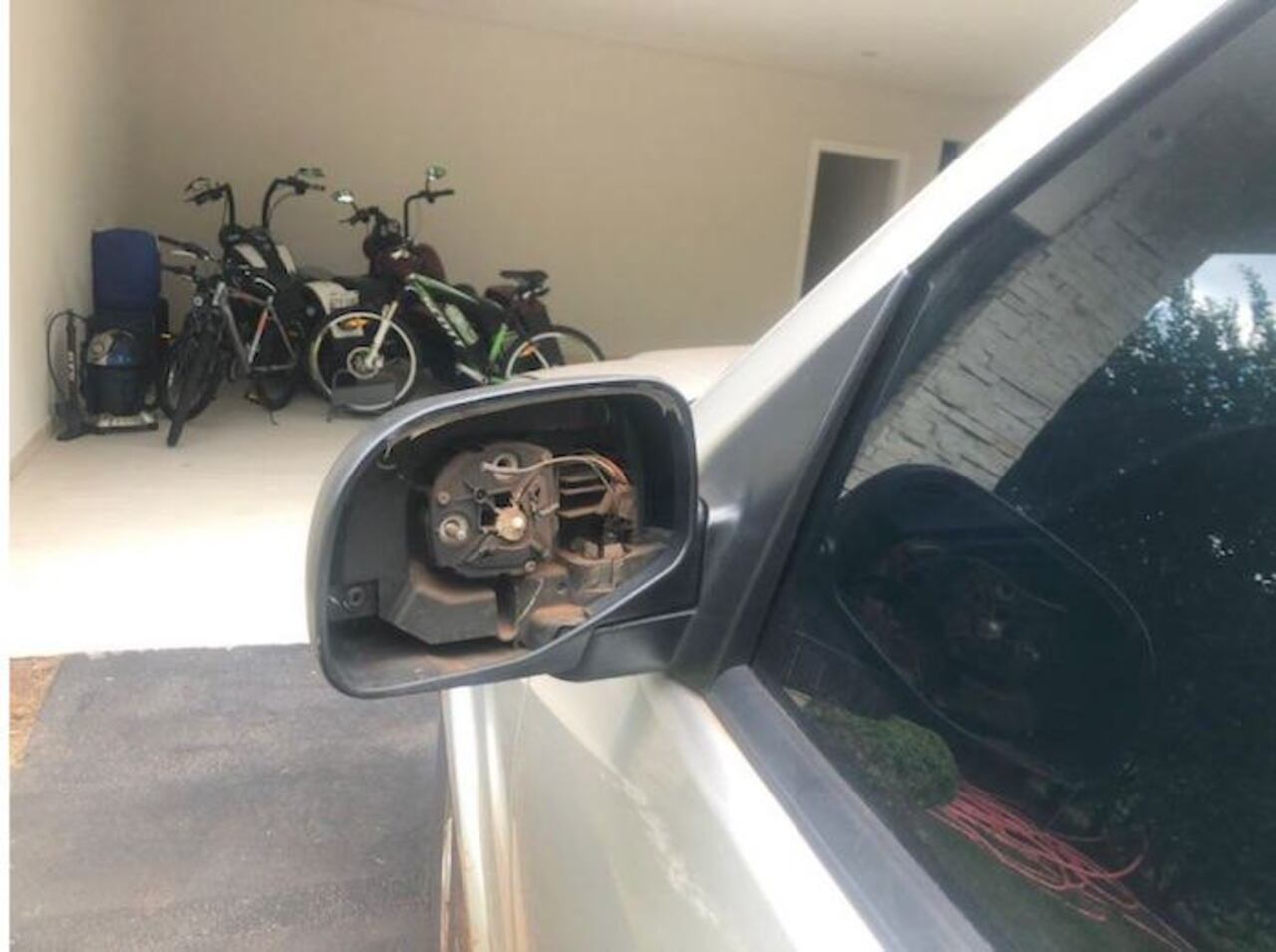 La camioneta de la exmodelo quedó destrozada en su casa de Alto Paraná.
