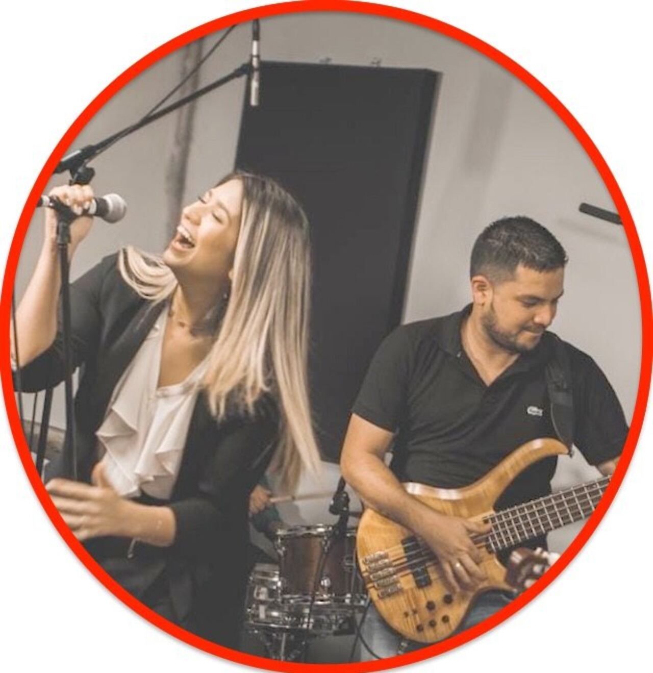Parte del equipo de músicos que también canta en actividades privé.