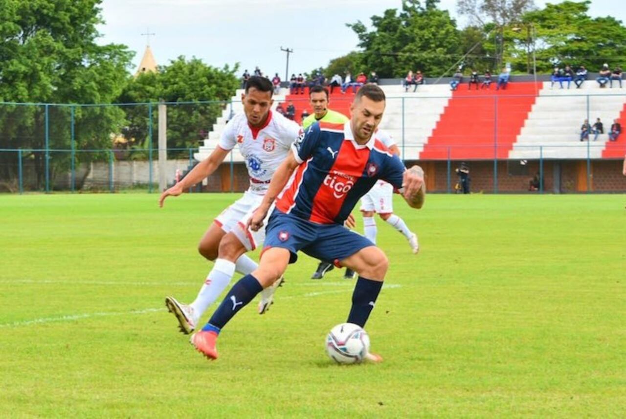 Luis Fariña de Cerro intenta dominar la pelota ante un rival.
