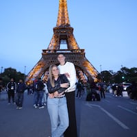 ¡Un poco de amor francés! El albirrojo y su doña que posan en Paris