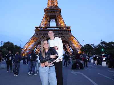 ¡Un poco de amor francés! El albirrojo y su doña que posan en Paris