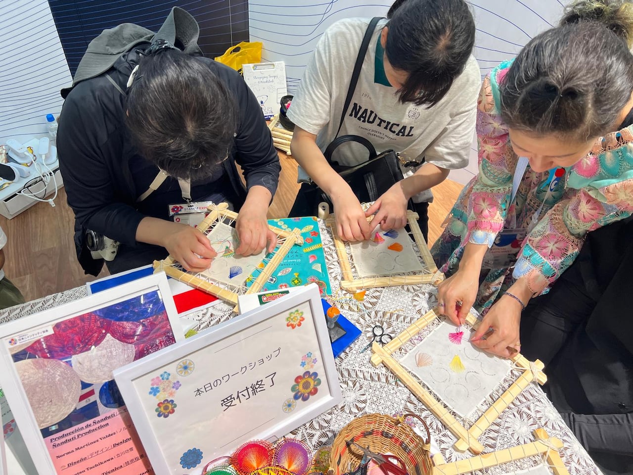 Las ciudadanas japonesas están muy interesados en el ñandutí.