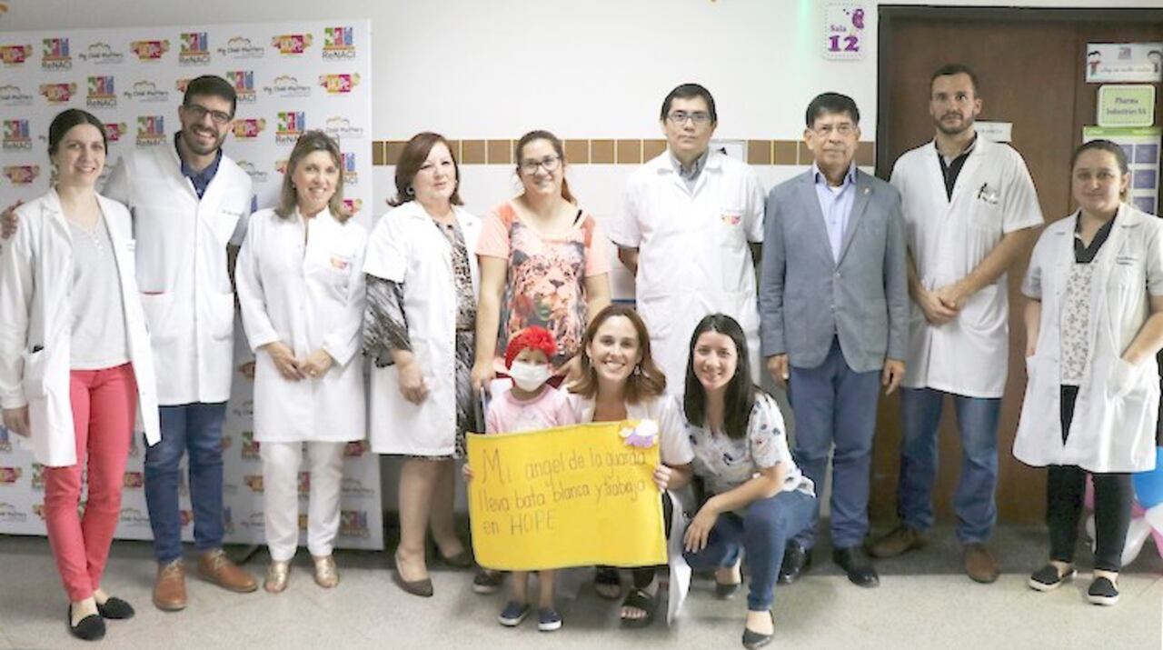Todo el personal del Hospital de Clínicas con la gran guerrera.