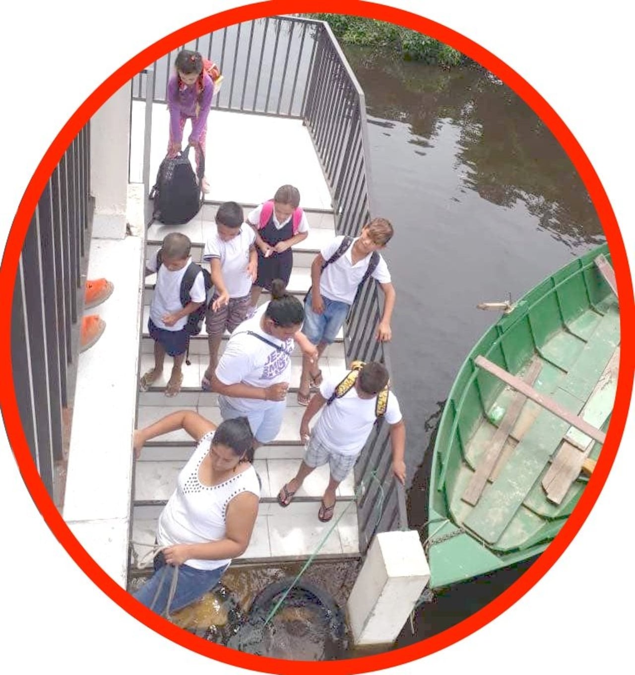 Dispuesta para volver a sus casas, ella va primero para luego alzar a sus alumnitos.