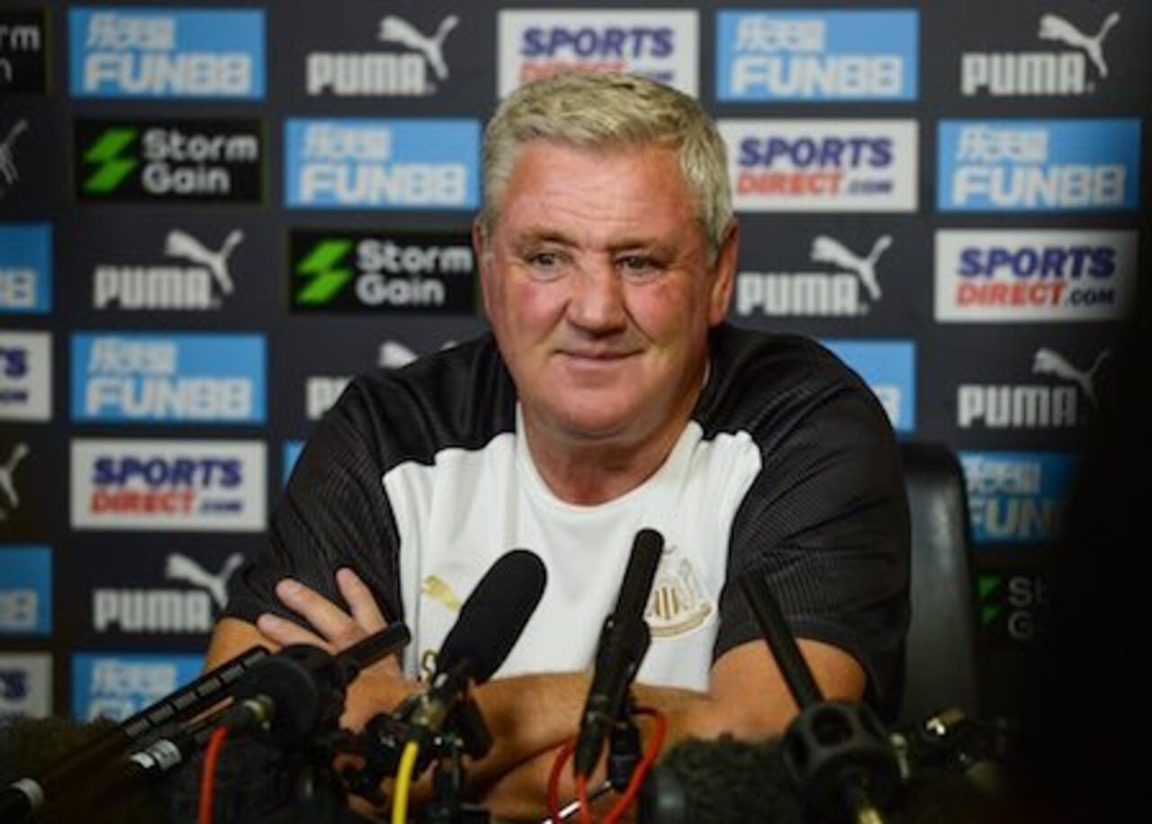 Steve Bruce, técnico del Newcastle.
