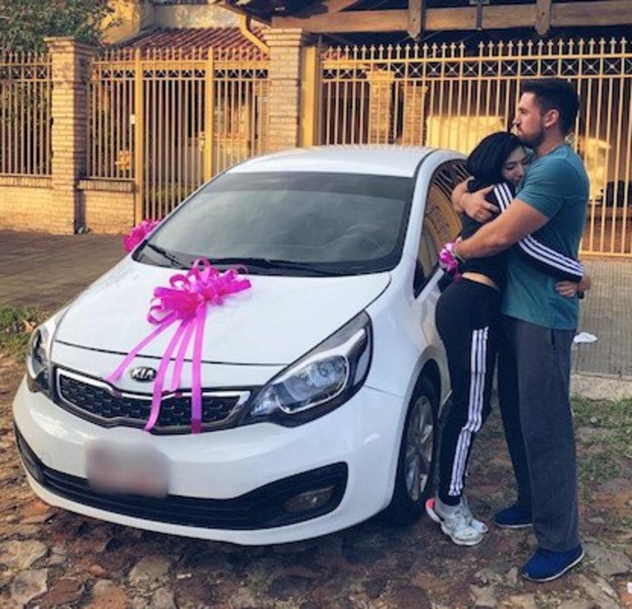 La Miss Bombonazo abrazando a su novio, de quien dice ser muy atento con ella.