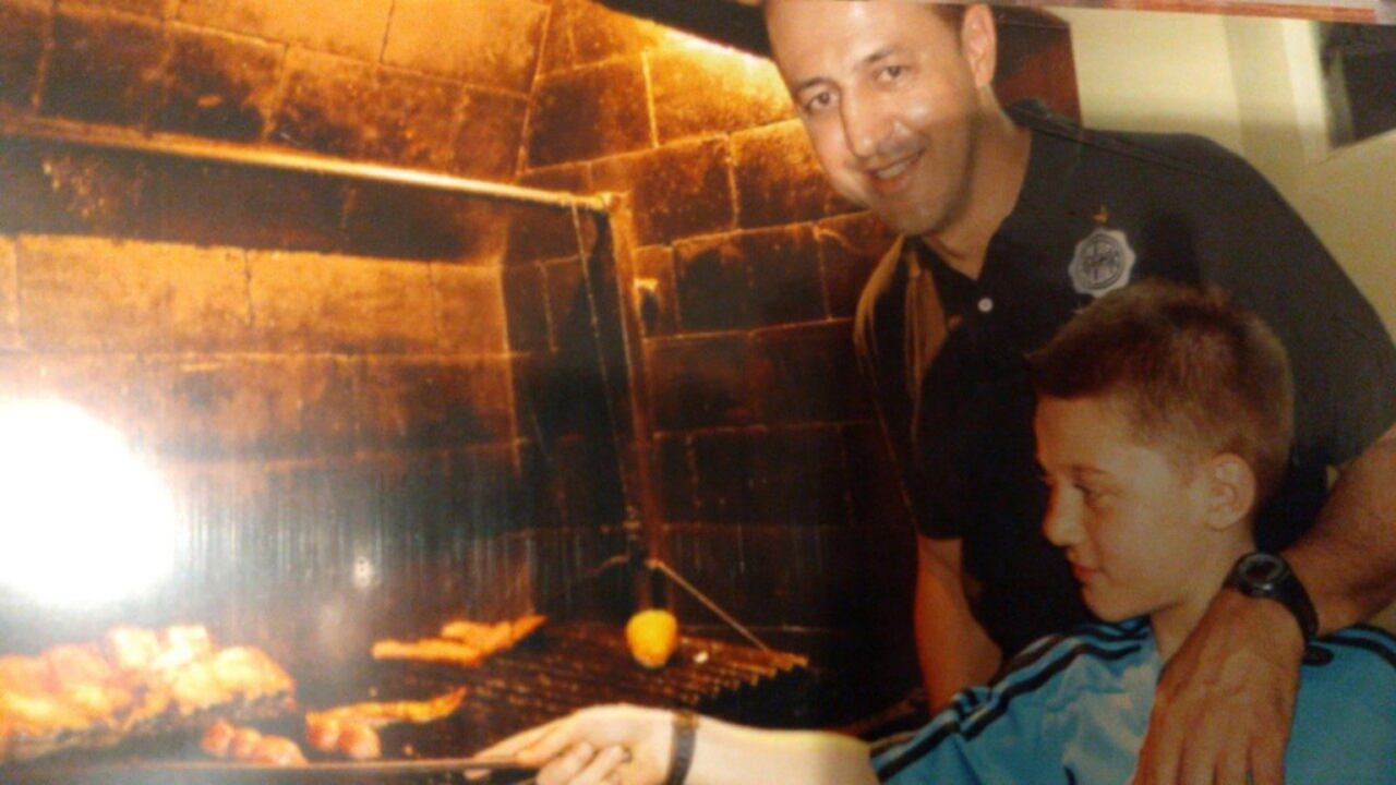 El profe Javier en pleno asadacho.