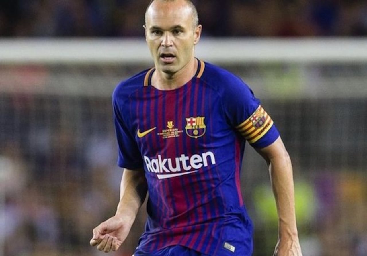 ESPAÑOL. Julio tiene la casaca de Iniesta.