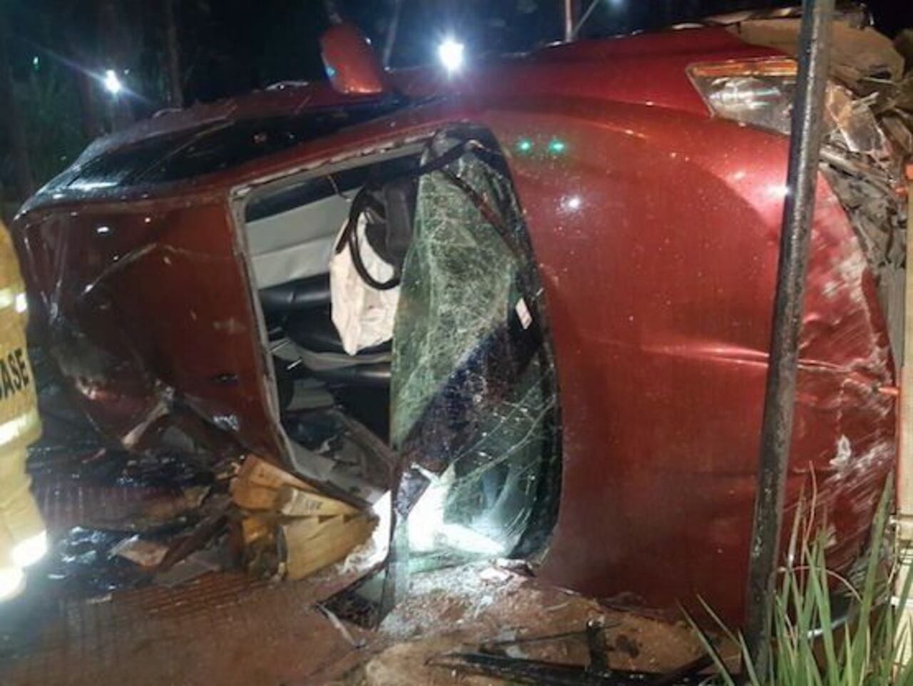 PERDIÓ EL CONTROL. Se presume que la camioneta perdió el control y fue a chocar.