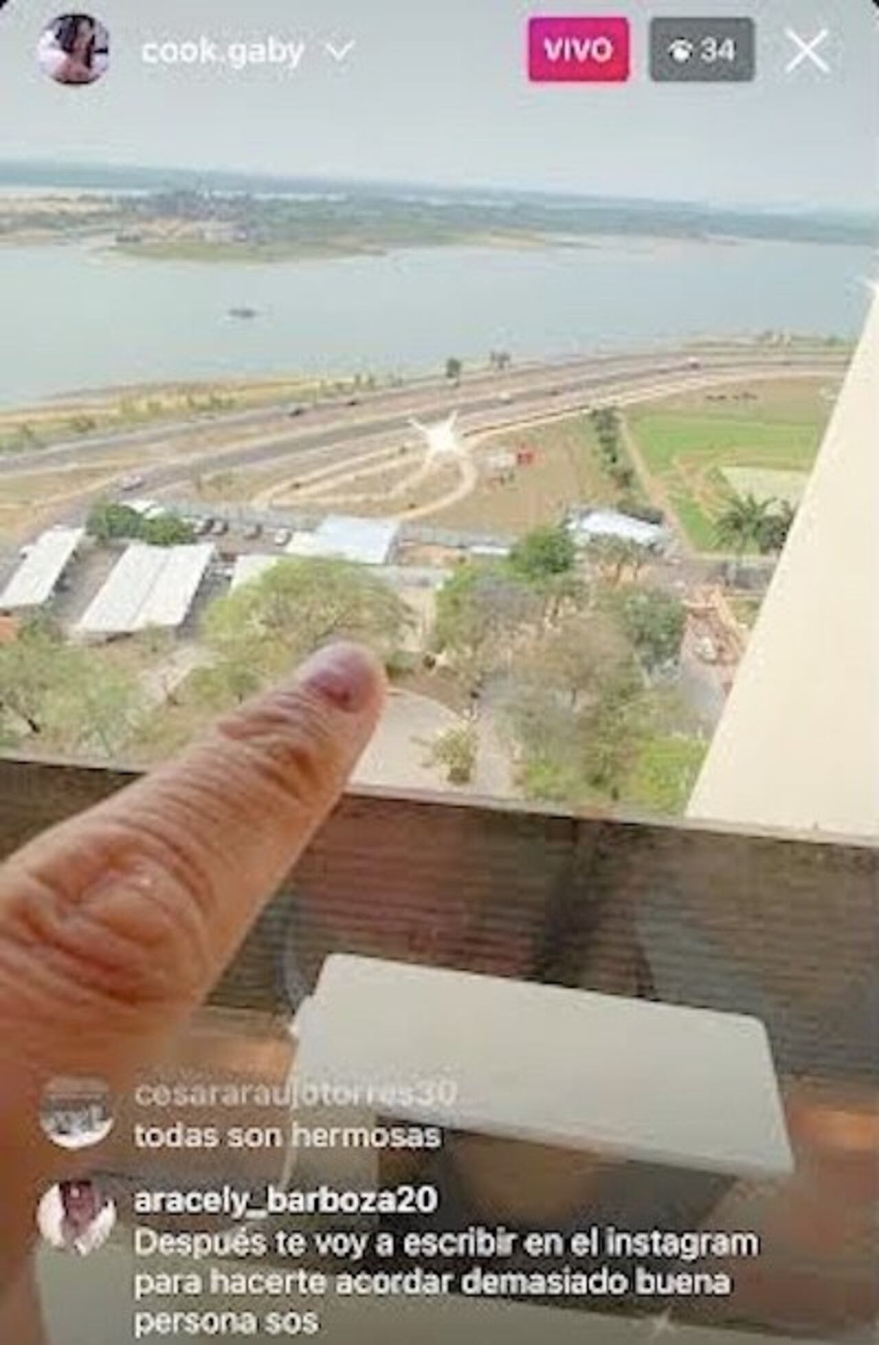 Gaby, apuntando con su dedo, desde elbalcón de su depa, donde se estaba armando el guyryry, en los alrededores.