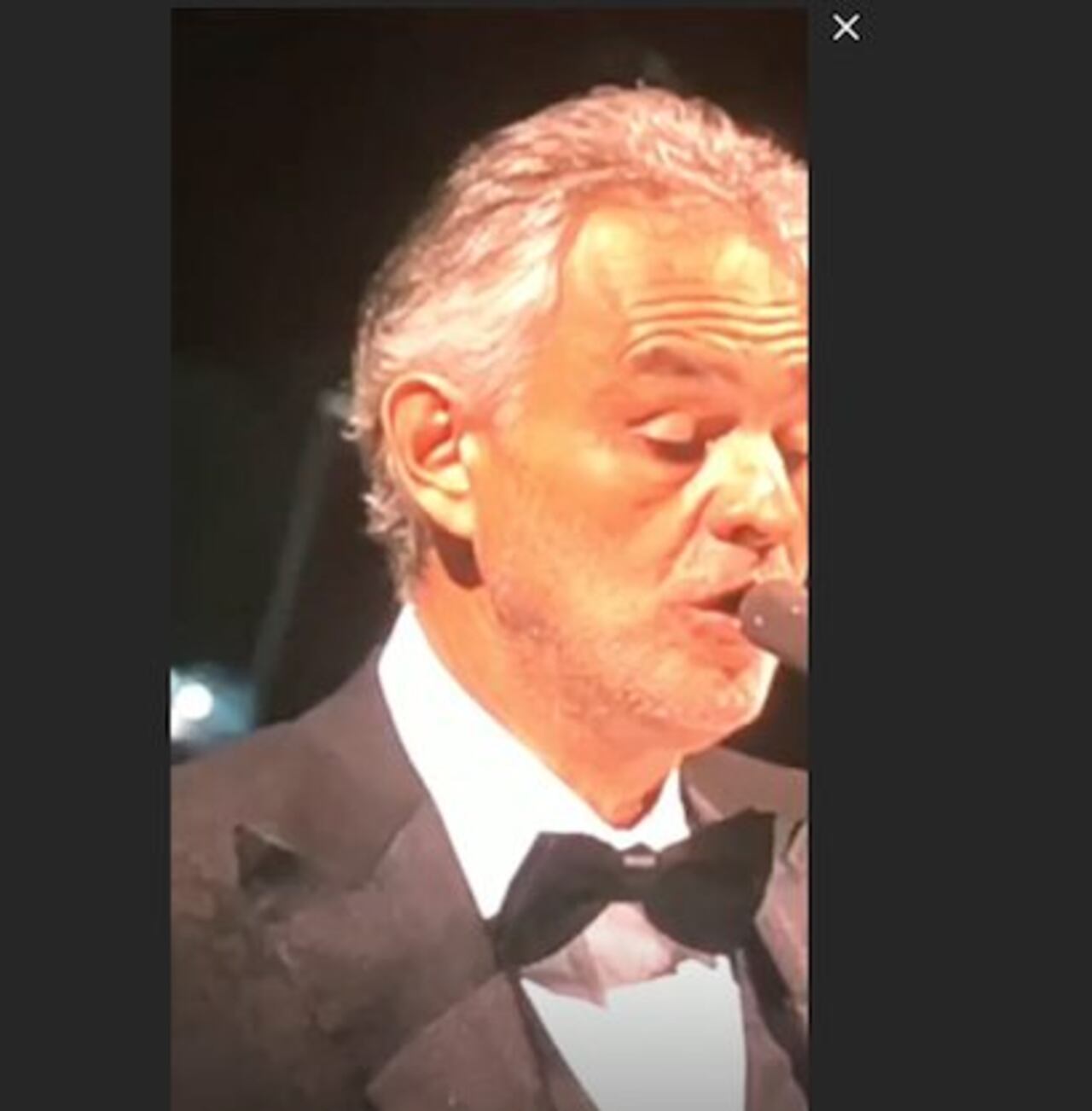 PULSERAS. Pelaron pulseras de ingreso al concierto.BOCELLI. El artista se presentó en el “Alianz Arena”, en Brasil.DESAYUNO. La modelo disfrutando de un desayuno en la habitación de algún hotel rapai.