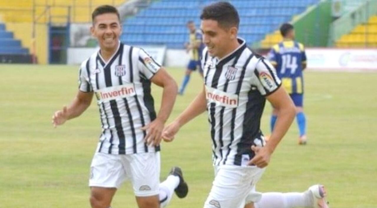 En su etapa con Deportivo Santaní, del que es su goleador histórico.