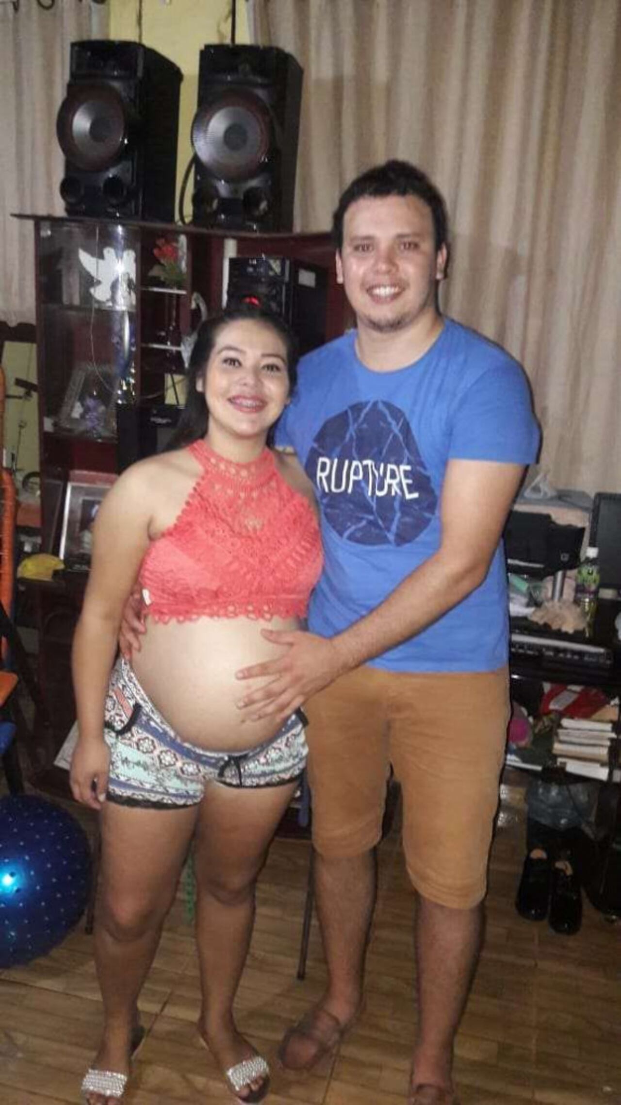 José y su novia Karen, feliz con su bebé que está por nacer.
