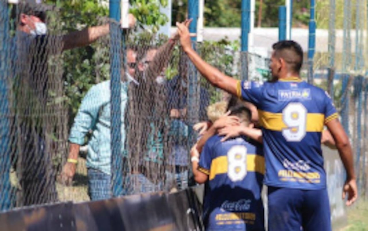 Festejando un gol con la casaca deTrinidense.