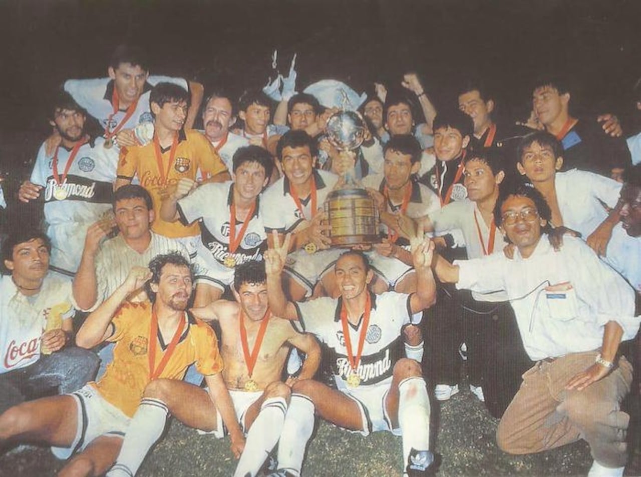 El equipazo de Olimpia campeón en la Libertadores de 1990, festejando en Guayaquil.