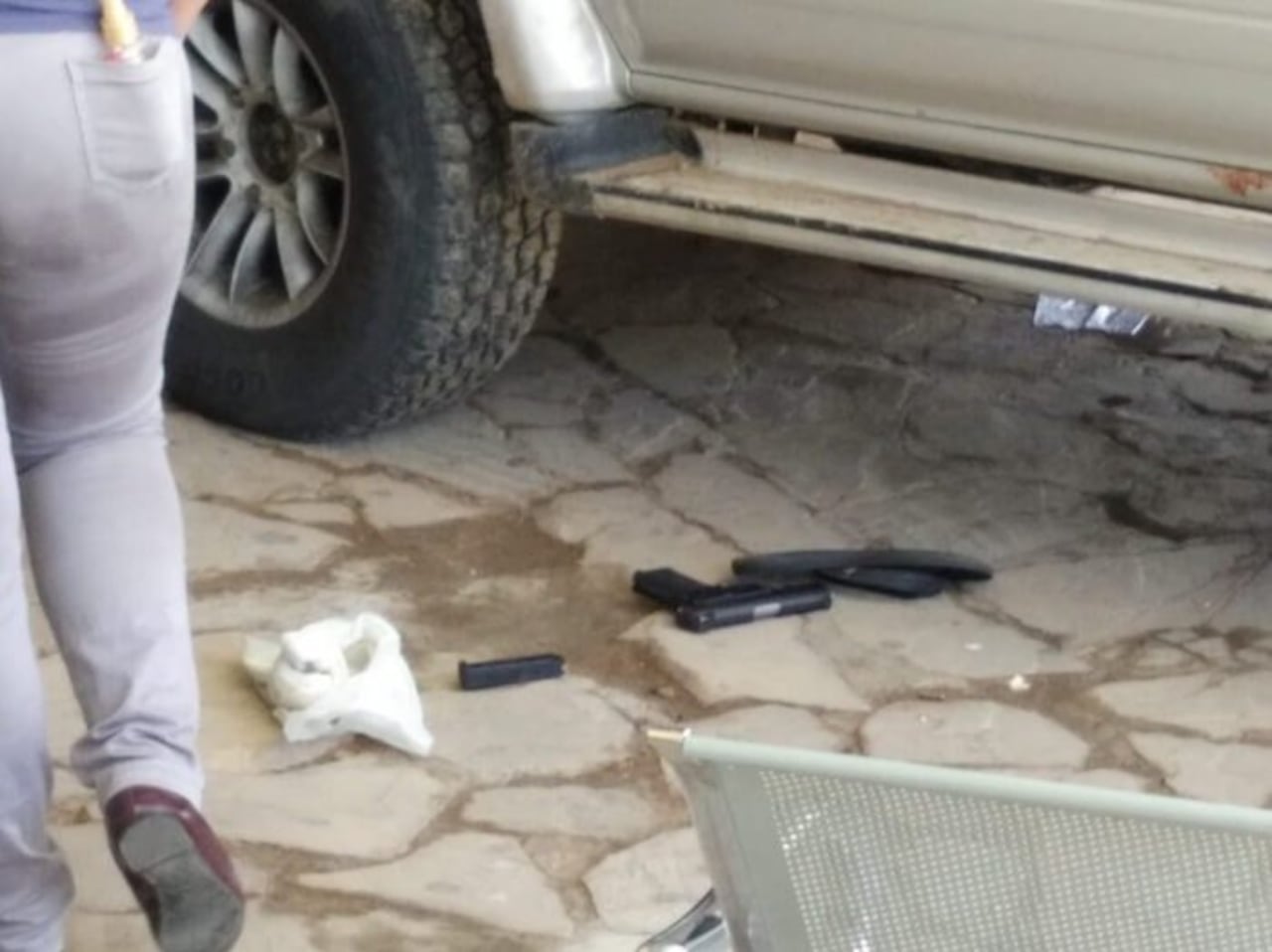 La presunta arma del incidente se cayó de la camioneta del milicokue.