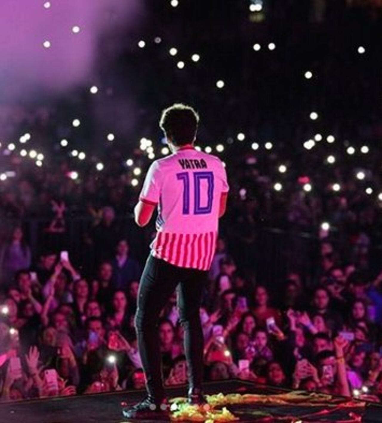 Como lo había prometido, el colombiano lució la camiseta albirroja, regalo de Iván “Tito” Torres.