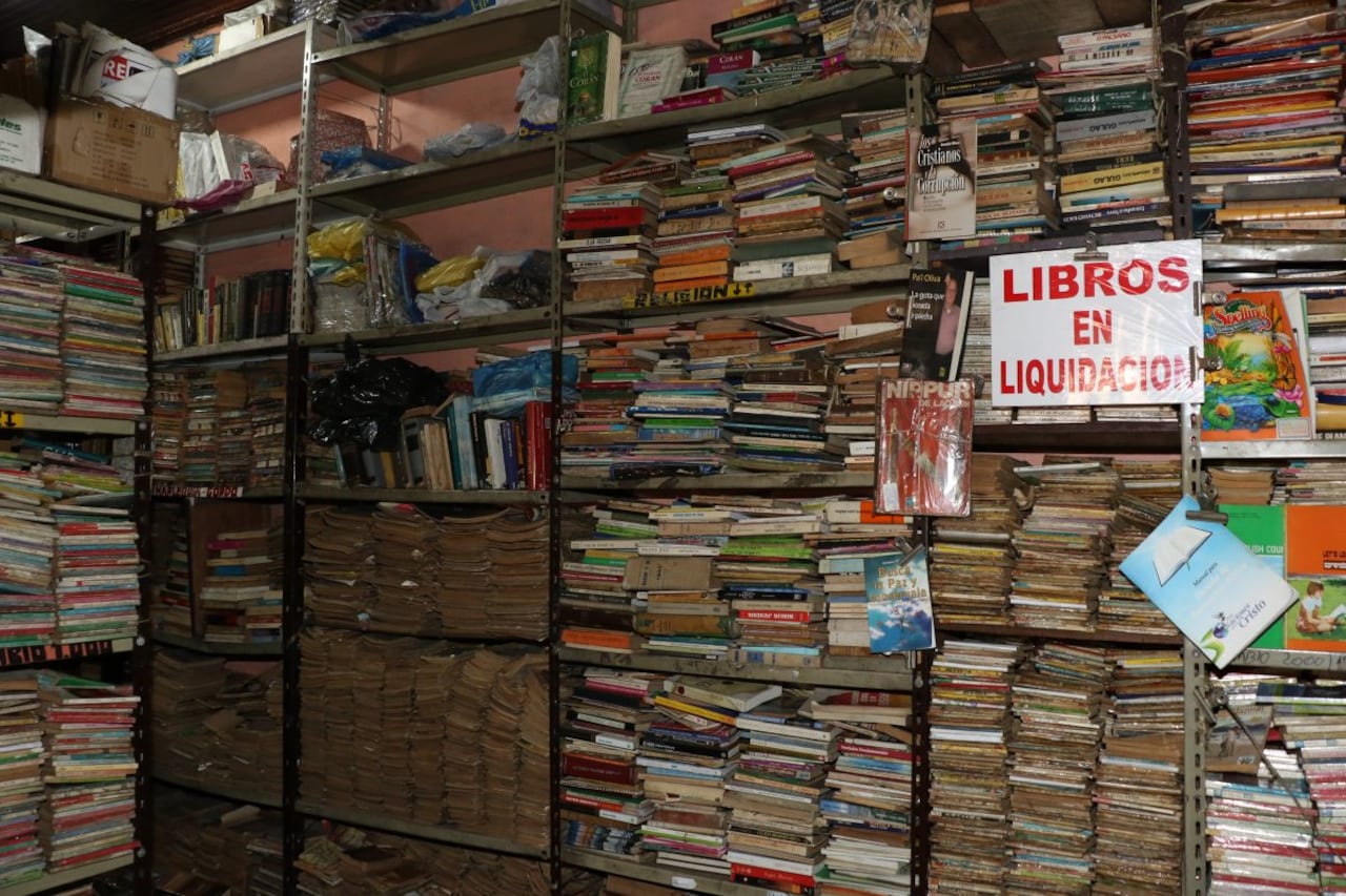 Gran variedad de libros posee la librería. Pasando por Literatura, Filosofía, entrenamiento y libros científicos.