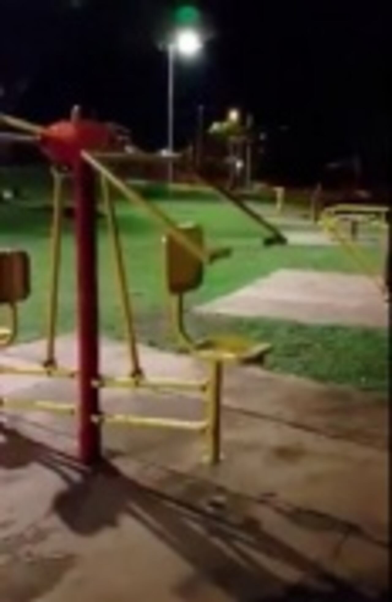 Captura del video del momento en que el aparato para hacer ejercicios se mueve solo.