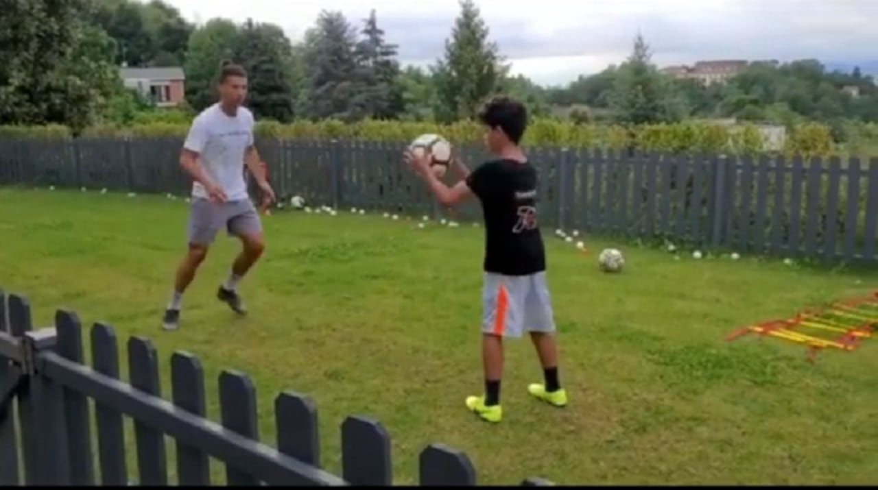 PRÁCTICA. Ronaldo no pierde el tiempo. Entrena en el patio de su casa de Portugal junto a su hijo.